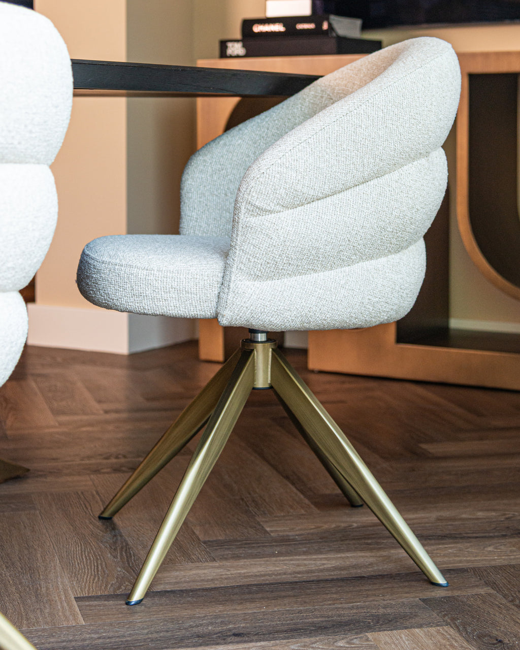 Chaise de salle à manger Zendaya biscotti swivel fire retardant